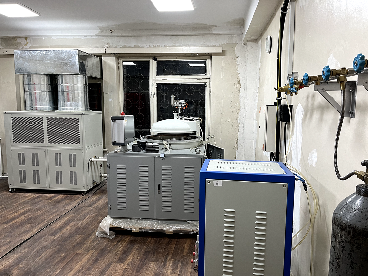 Vacuum sintering furnace installation with control cabinets
